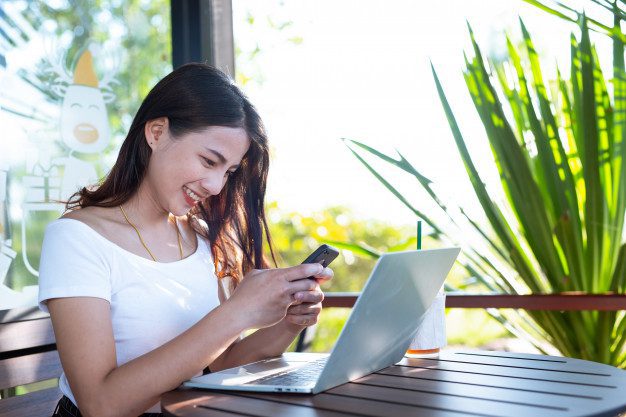 khách hàng tìm hiểu, đánh giá sản phẩ halo media